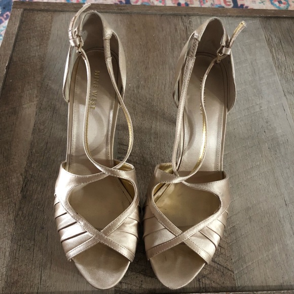 Gold Nine West Bumble Lion heels. - Picture 3 of 4
